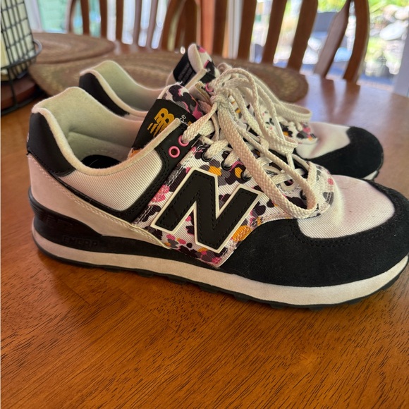 Women’s New Balance 574 - Picture 1 of 6